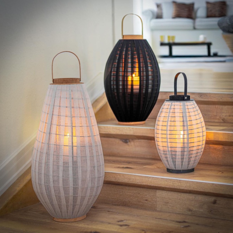 Drei große geflochtene Laternen auf einer Holztreppe